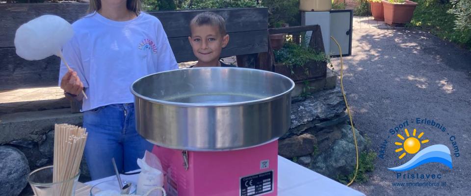 Auch die 3. Generation ist schon am helfen. Zuckerwatte für die Kinder 