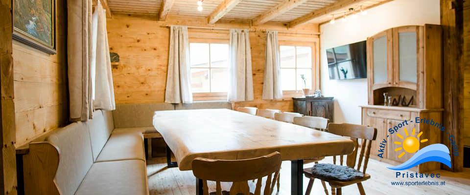  Wohnraum mit Fernseher